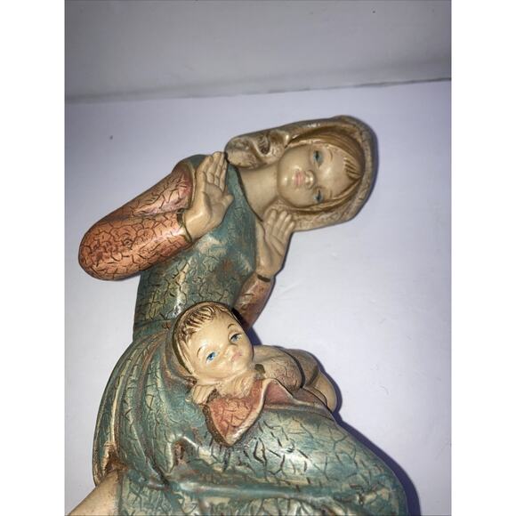 Beautiful Vintage Resin Figurine MOM with Baby 7.7" tall x 4.8" x 3.1" - Picture 5 of 5